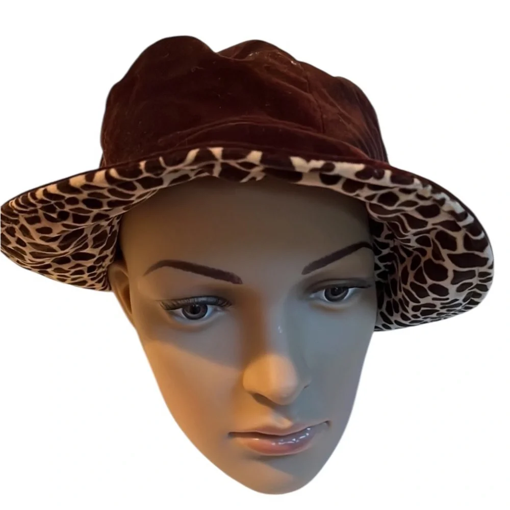 Women’s one size reversible hat brown velvet and leopard print NWOT